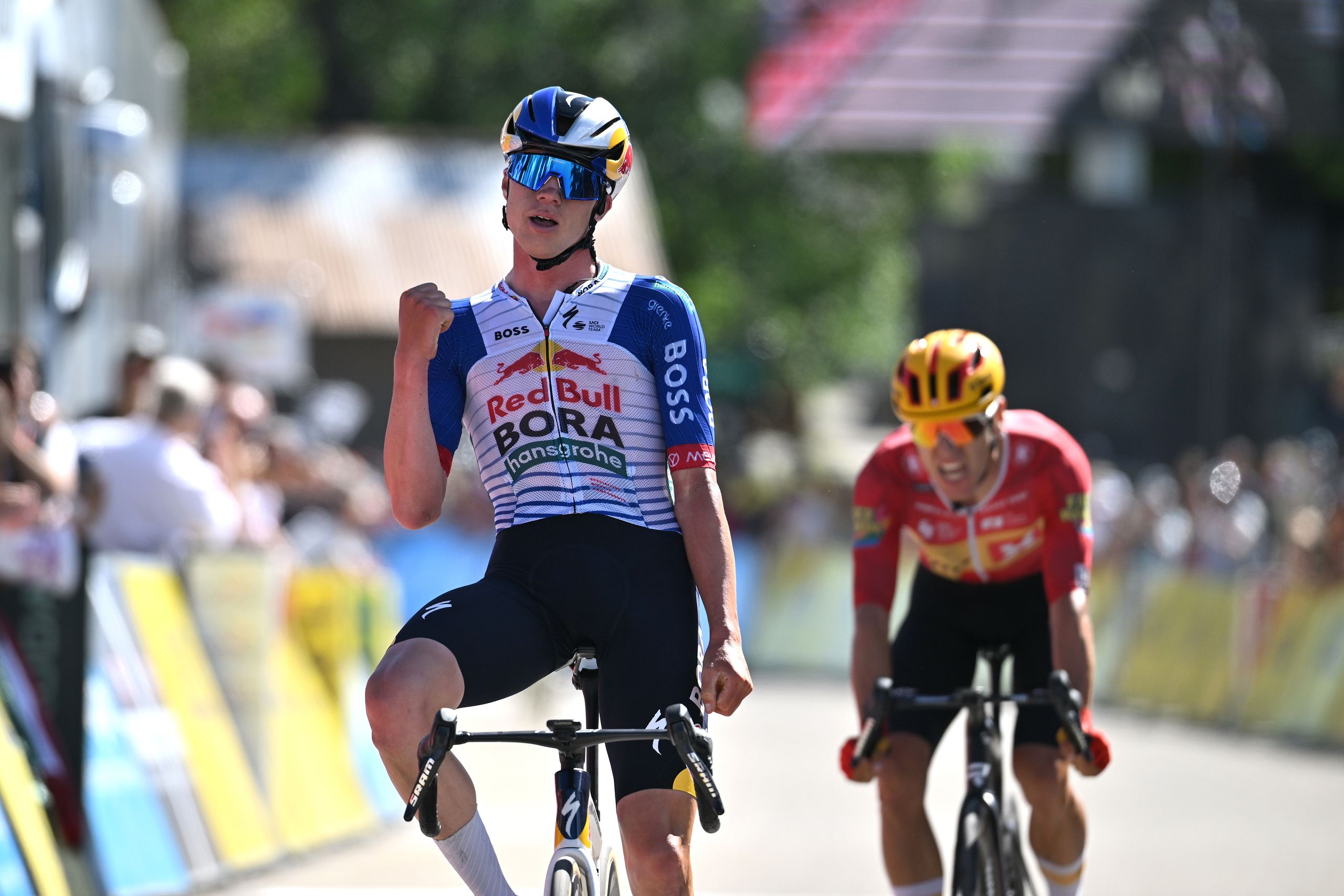 6. Etappe der Tour Auvergne-Rhône-Alpes: Maxime van Gils holt sich in Crest-Volland nach einer großen Ausreißergruppe den Sieg