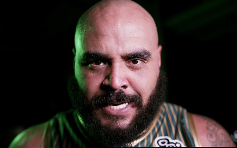 AJ Francis ruft die Fans dazu auf, den Abgang von TNA in ein vorgetäuschtes Drama zu verwandeln