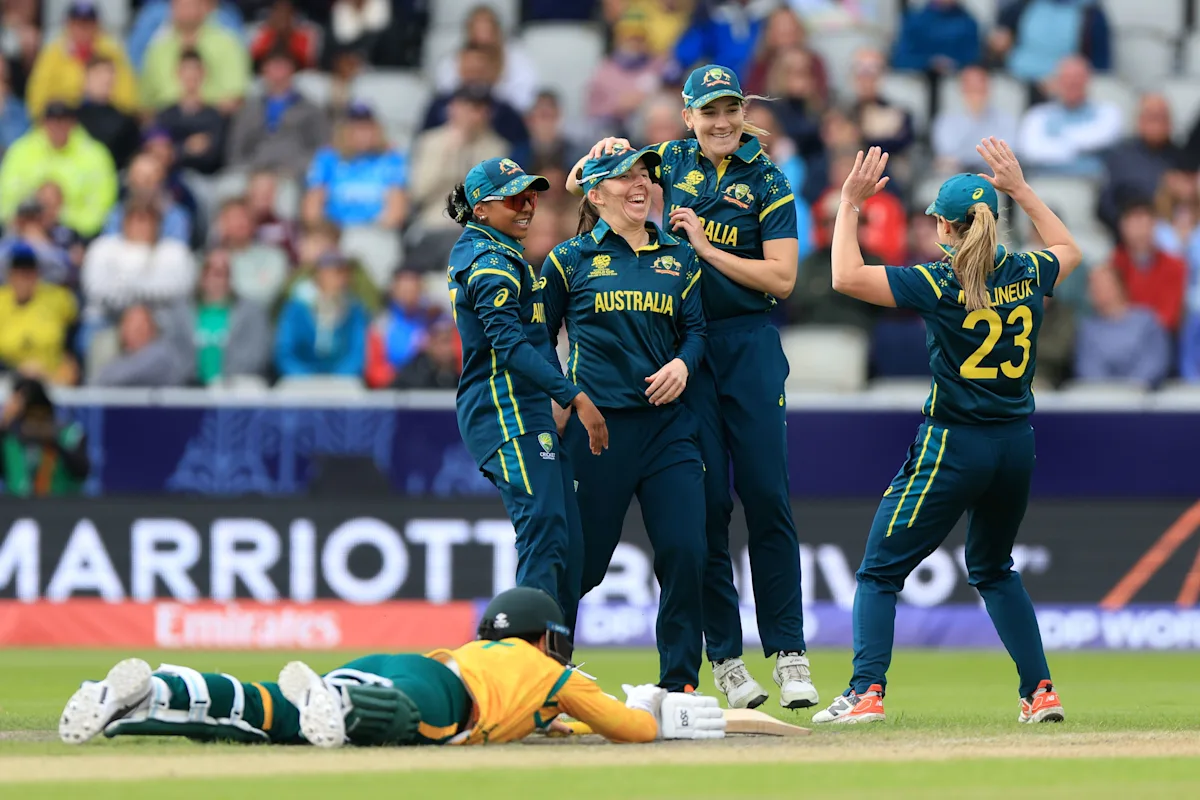 Australien setzt sich im Eröffnungsspiel der T20-Weltmeisterschaft der Frauen mit 65 Runs gegen Südafrika durch