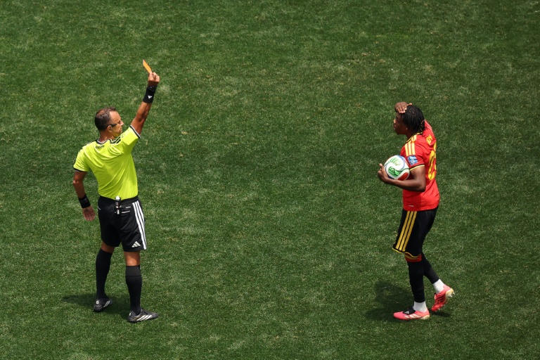 Belgien trennte sich gegen den Iran 0:0, nachdem Njoy vom Platz gestellt wurde
