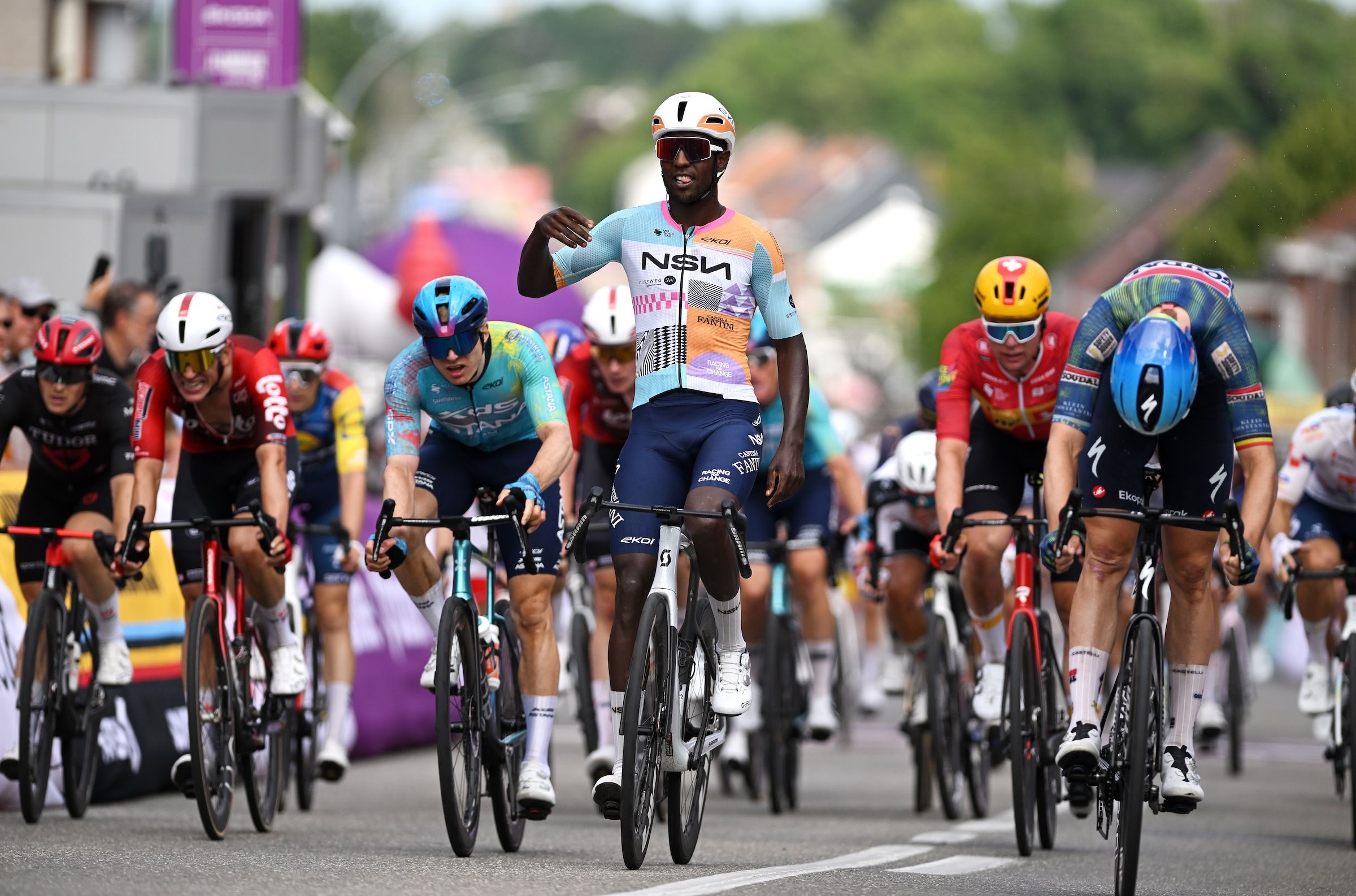 Belgische Baloise Tour: Biniyam Girmay gewinnt den Auftakt in einem umstrittenen Sprint