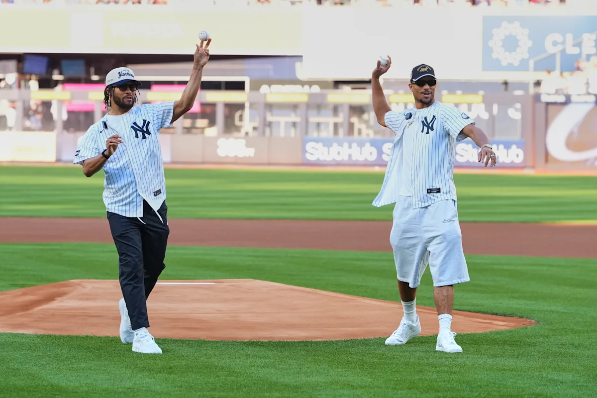 Brunson und Hart werfen die ersten Würfe im Yankee Stadium aus, während die Knicks ihren NBA-Titel feiern