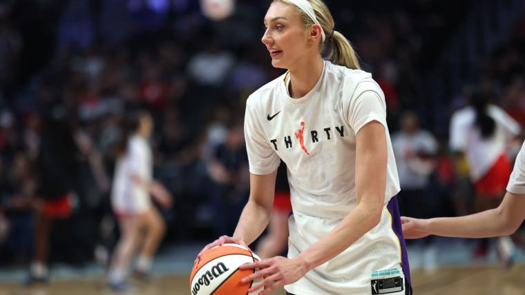 Cameron Brink sorgt mit seinem stilvollen Auftritt vor dem Spiel Sparks-Valkyrie für Aufsehen