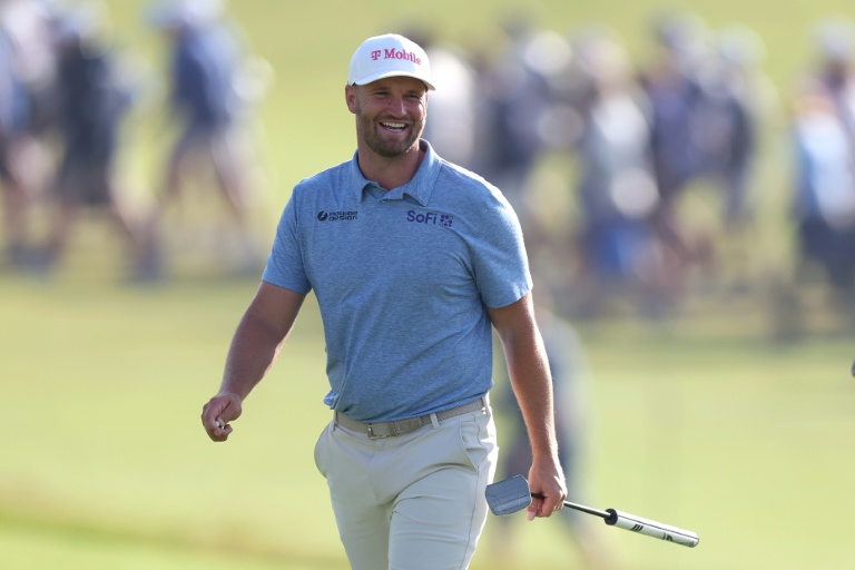 Clark sichert sich in einem von Dunkelheit unterbrochenen US Open einen Vorsprung von vier Schlägen