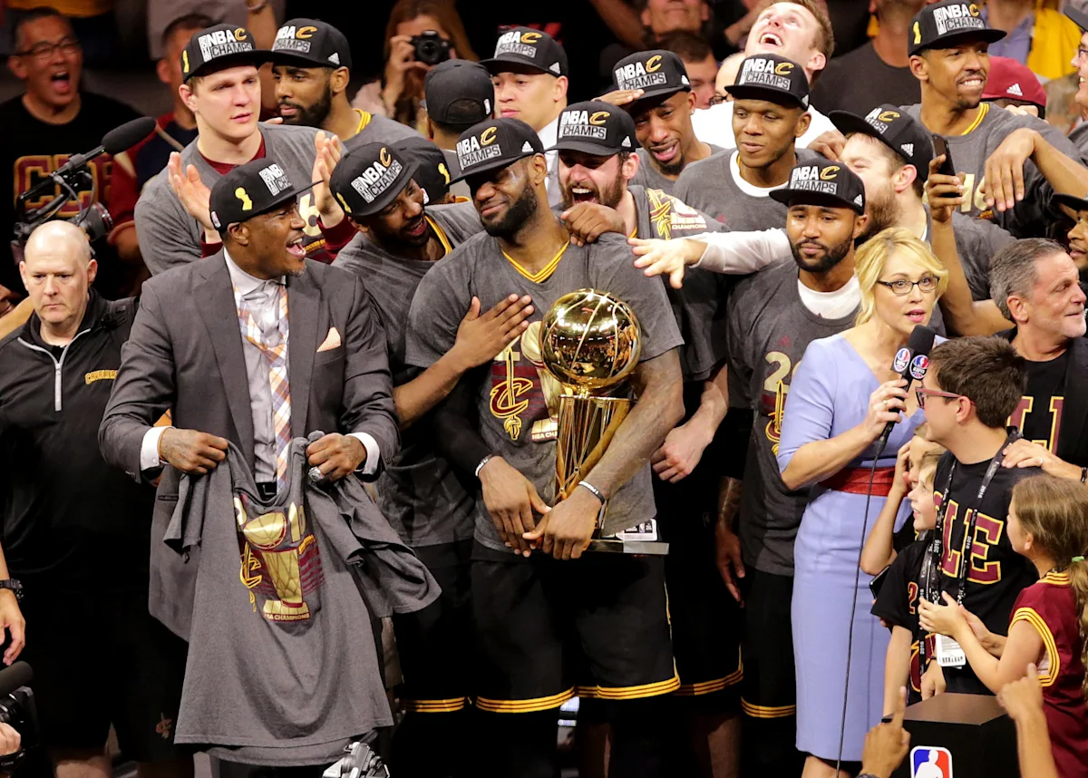 Das Meisterschaftsteam der Cavs 2016 feiert 10 Jahre Wein und Golf in Europa