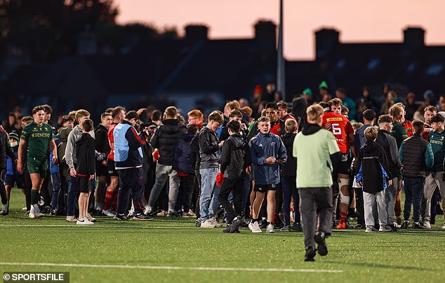 Buzz: Fans liefen in Galway auf das Spielfeld, um den Spielern zu gratulieren
