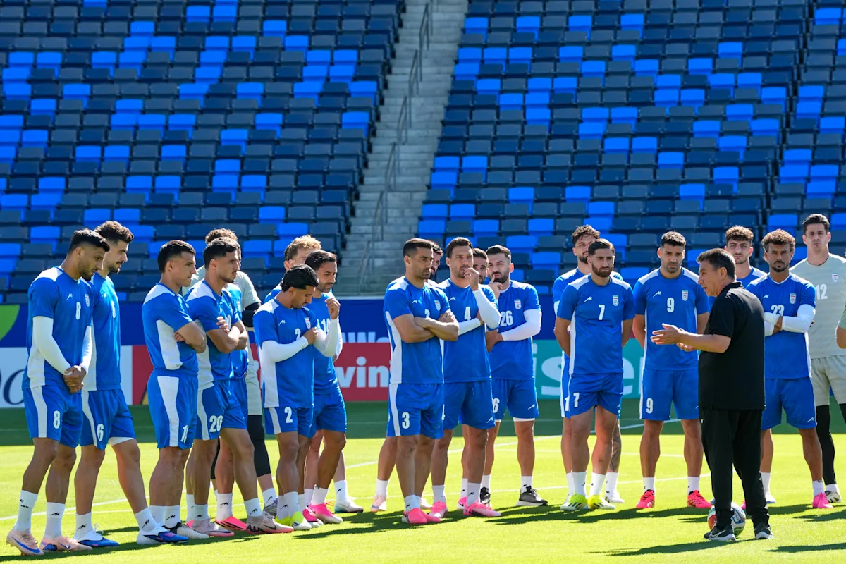 Der Trainer sagt, dass Iran vor dem zweiten Spiel bei der Weltmeisterschaft von den USA immer noch schlecht behandelt werde