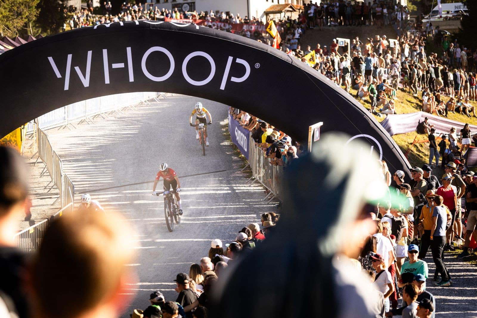 Der Weltcup heizt sich auf, als das Rennen nach Lenzerheide in der Schweiz verlegt wird