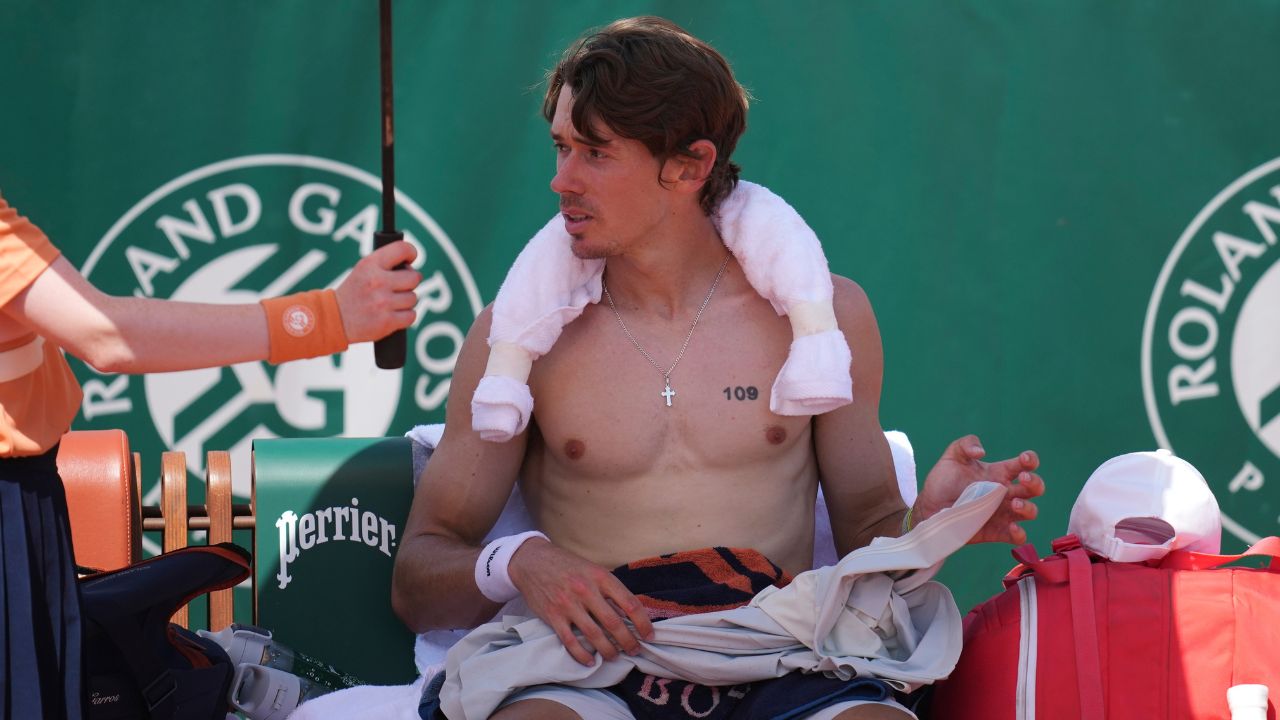Die Hitzewelle der French Open wirkt sich auf Sandplätze aus und führt dazu, dass Fans in Sprinkleranlagen geraten