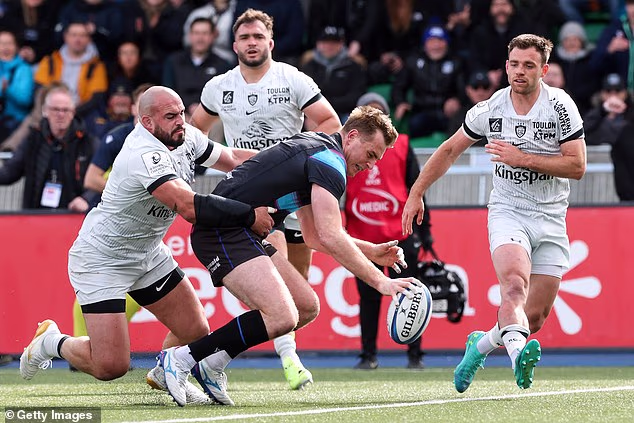 Stafford McDowall von den Glasgow Warriors punktet beim ersten Versuch seiner Mannschaft gegen Toulon