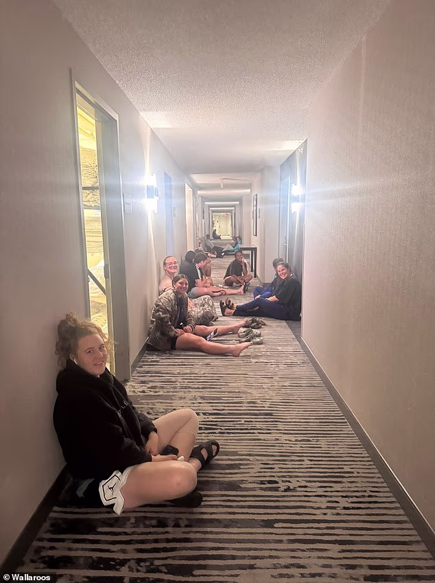 Die Wallaroos wurden fotografiert, als sie in einer Hotellobby in Kansas Schutz suchten, als über Nacht ein Tornado die Gegend heimsuchte