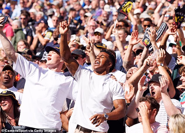 Immanuel Feyi-Waboso und Exeters nicht spielende Mannschaft waren die größten Fans des Teams, als es das PREM-Rugby-Finale erreichte