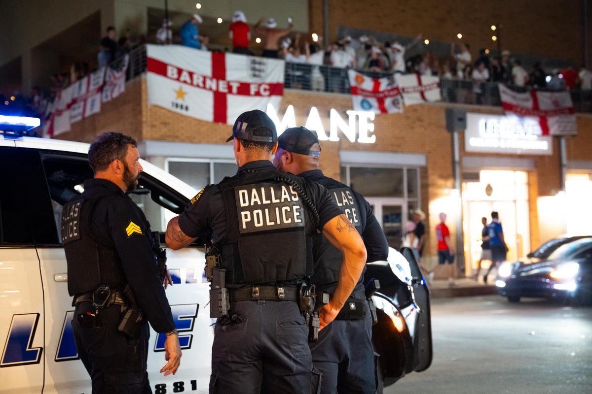 England-Fans ignorieren die Bitte der Polizei, die Bar in Dallas zu verlassen, nachdem sie 5.000 Bier getrunken haben