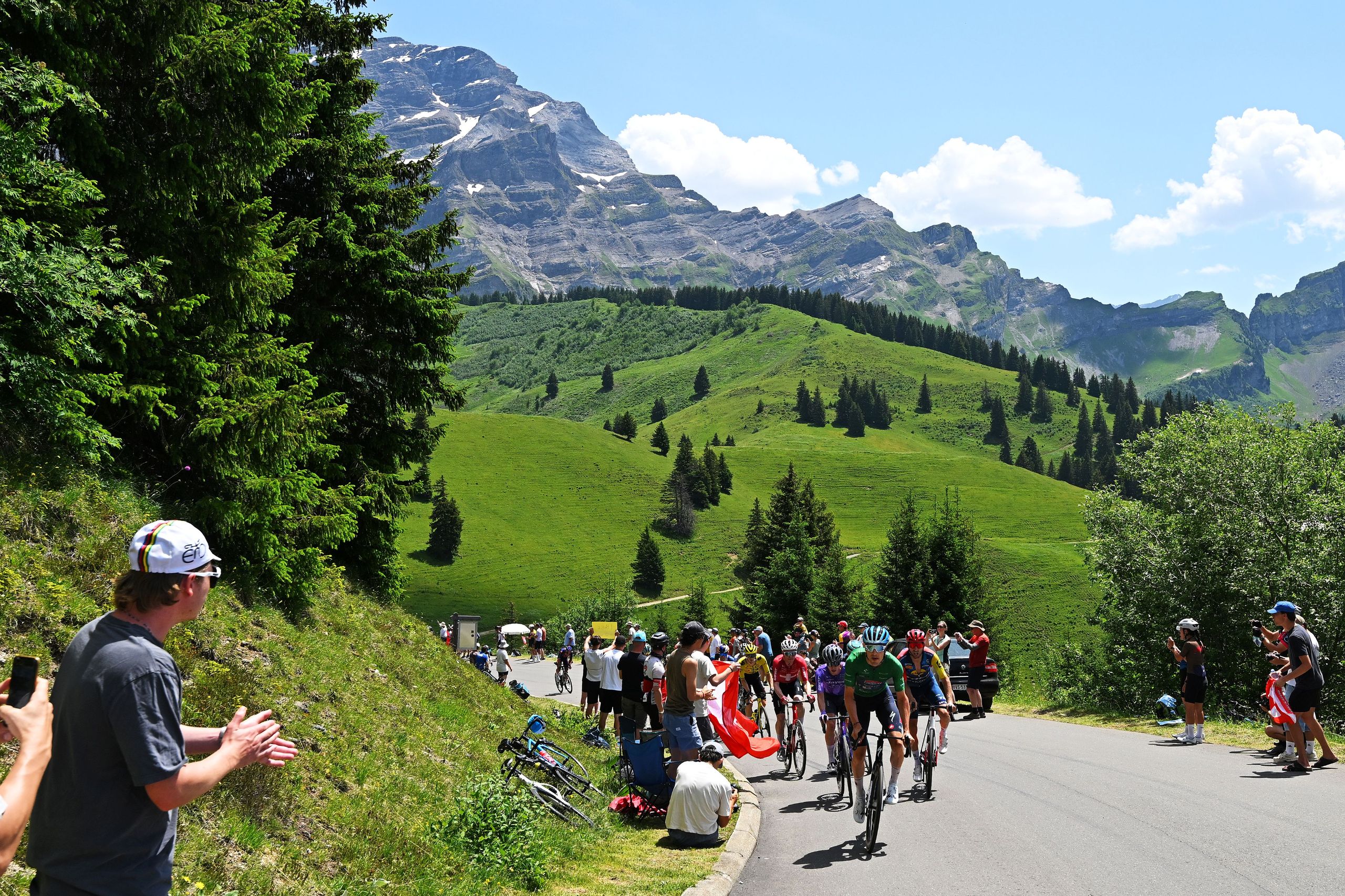 Etappe 5 der Tour de Suisse Men LIVE: Eine Gruppe von 11 Fahrern startet nach dem ersten Anstieg