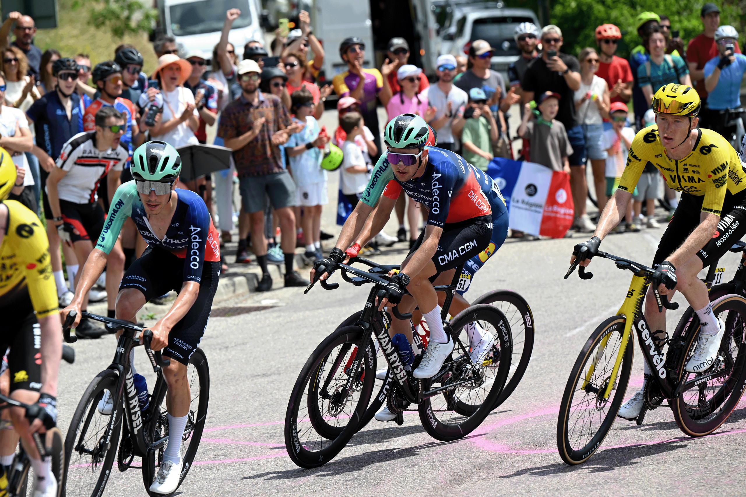 Etappe 6 der Tour Auvergne-Rhône-Alpes LIVE – 60 Fahrer bilden eine gewaltige Ausreißergruppe, als sich das Hauptfeld teilt und das Decathlon-Team die Seixas jagt
