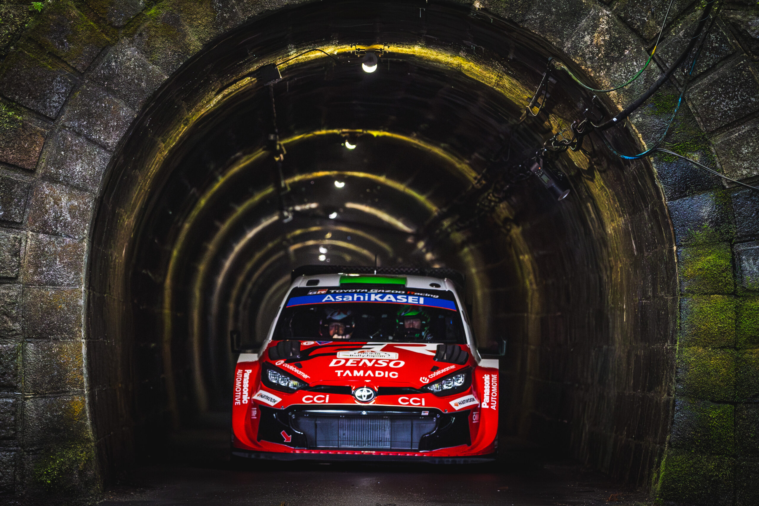 Evans führt Toyotas Top Vier nach dem Freitag in Japan an