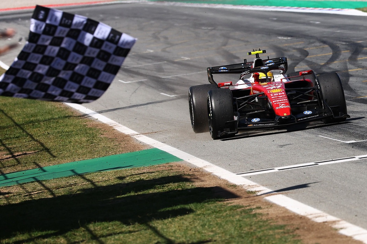 F1 Barcelona GP: Hamilton holt seinen ersten Ferrari-Sieg, während Antonelli spät in den Ruhestand geht