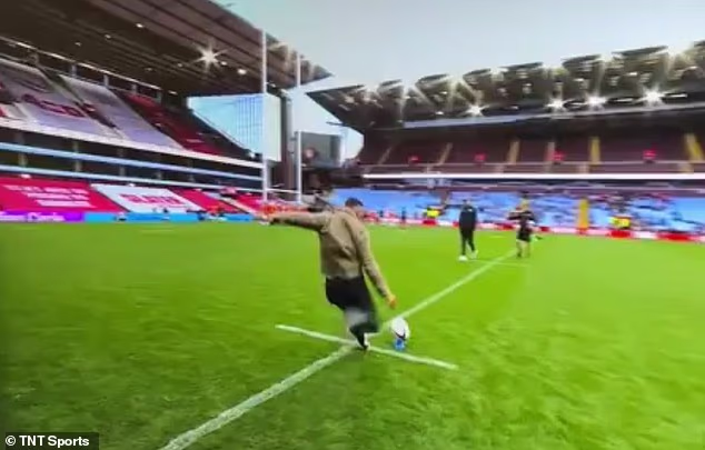 Moderator Liam MacDevitt versuchte die Konvertierung als Teil eines leichten Starts für TNT Sports, erregte jedoch die Aufmerksamkeit von Leicester Tigers-Chef Geoff Parling.