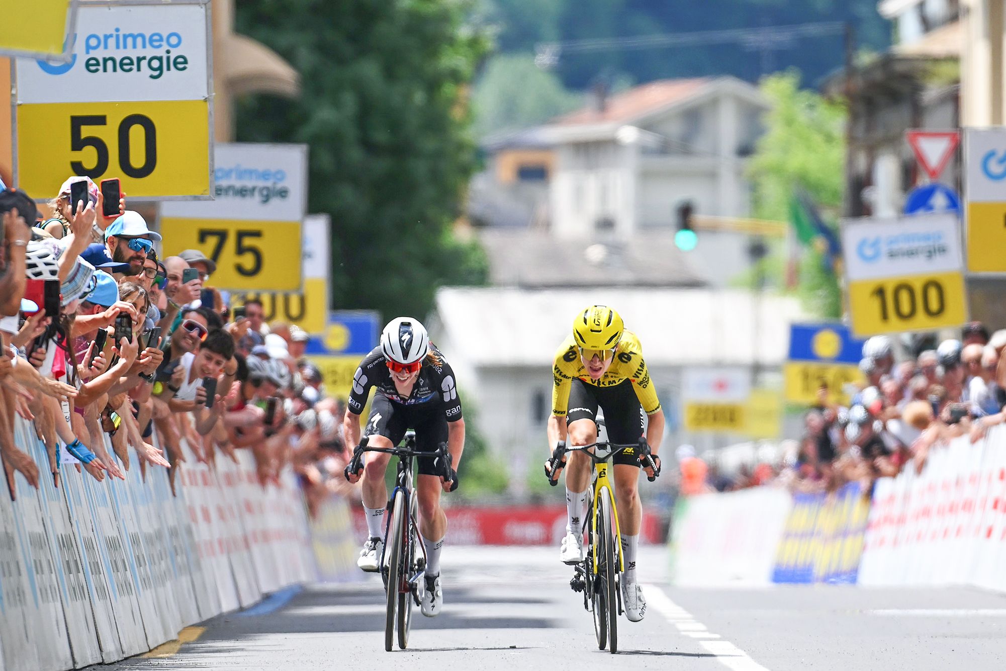 Harte Strecke, heißes Wetter und Angriffsgeschick – wie eine Ausreißergruppe die GC-Favoriten auf der Eröffnungsetappe der Tour de Suisse der Frauen besiegte