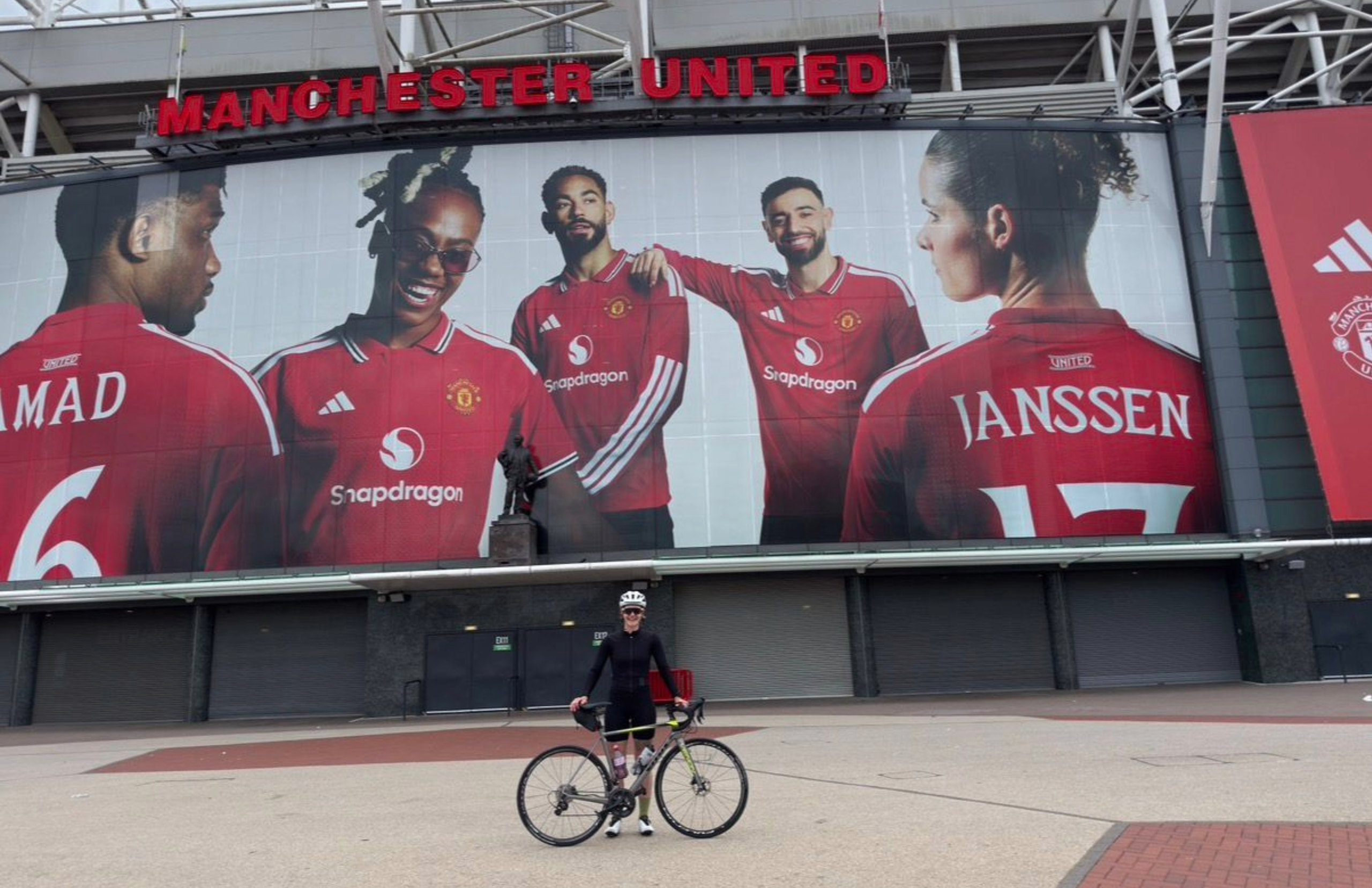 Lernen Sie die Frau kennen, die im Gedenken an ihren fußballbegeisterten Vater 900 Meilen zwischen allen Premier League- und Frauenfußballstadien radelte