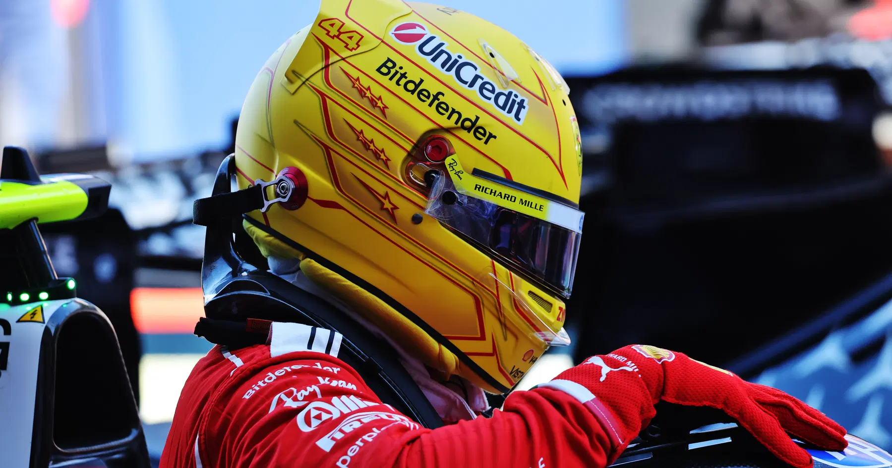 Lewis Hamilton bietet eine überraschende Erklärung für die Geschwindigkeit, als Oscar Piastri die FIA-Entscheidung kritisiert – Rezension von RacingNews365