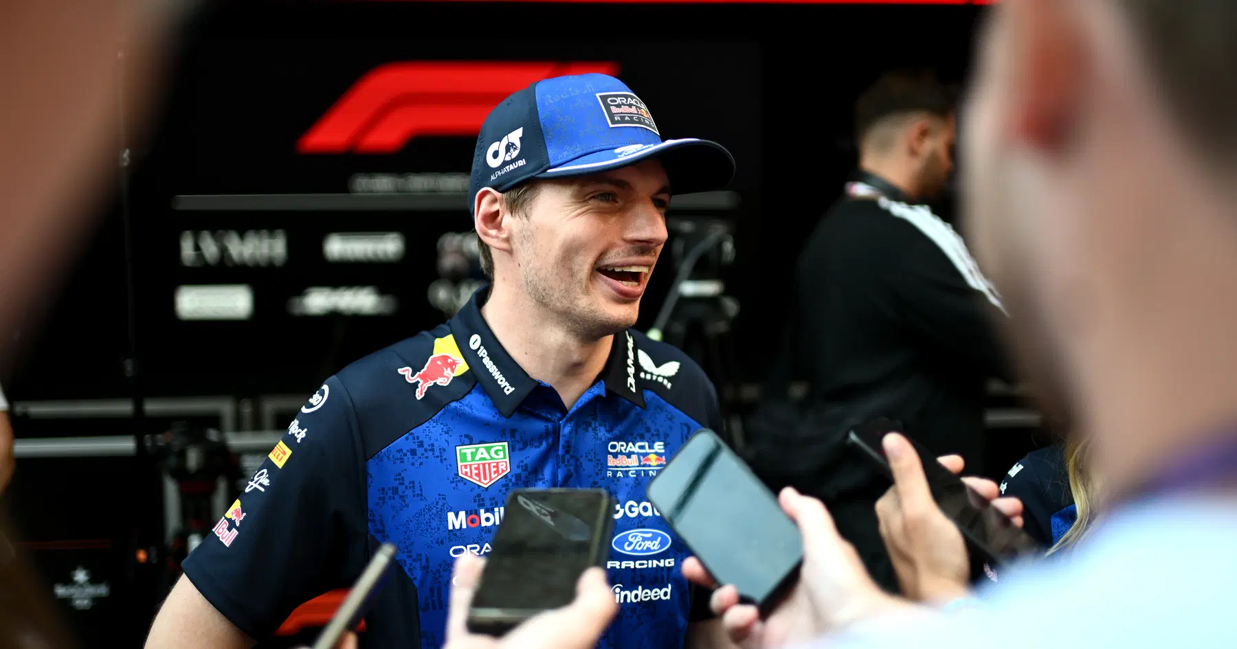 Max Verstappen war verblüfft, als Lewis Hamilton Ferrari dazu drängte, „tief einzutauchen“ – RacingNews365-Rezension
