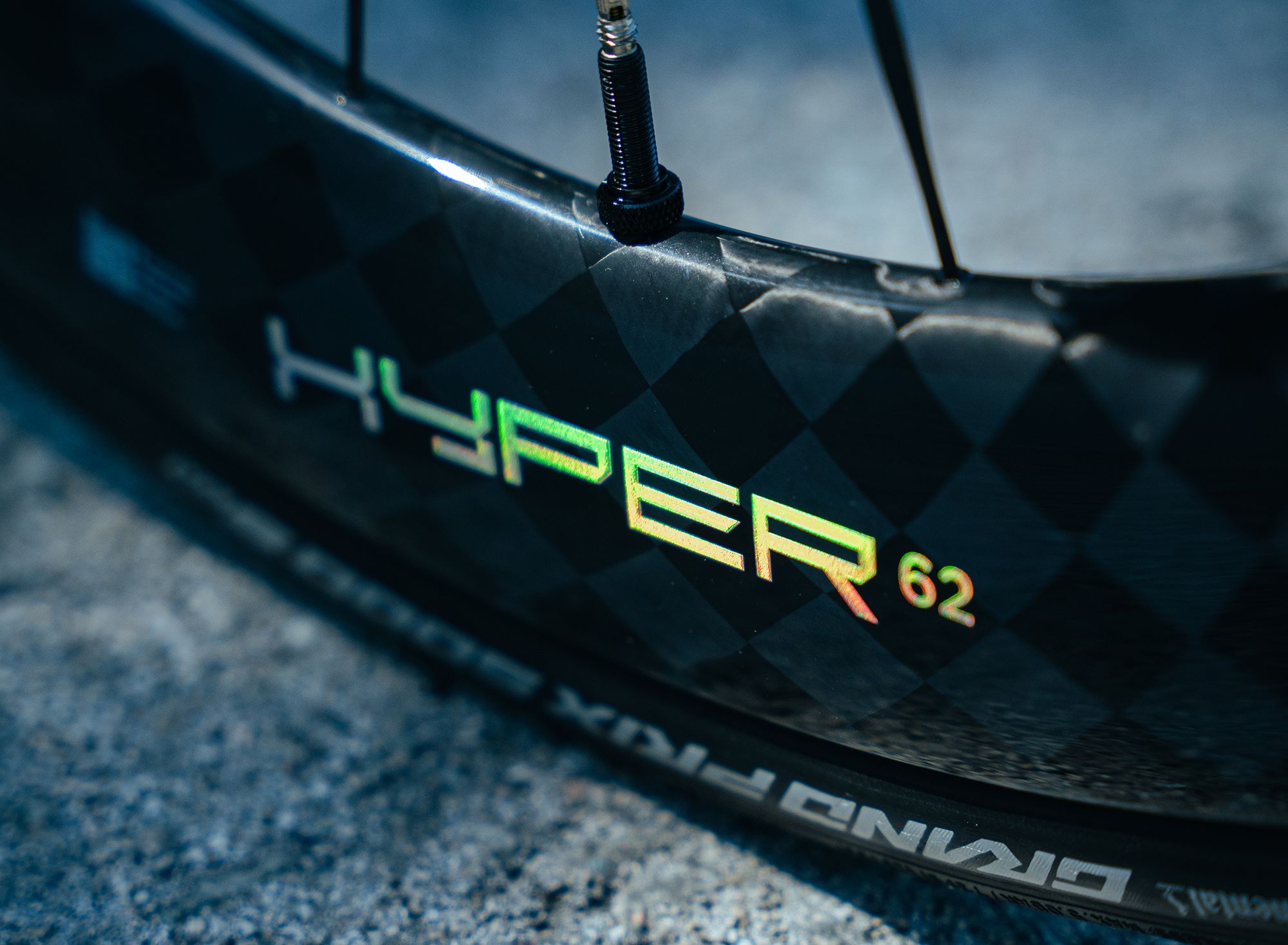Mit einer Tiefe von 62 mm und einem Gewicht von weniger als 1.300 Gramm bringt Black Inc die Hyper 62-Räder zum Preis von 4.599 Euro auf den Markt