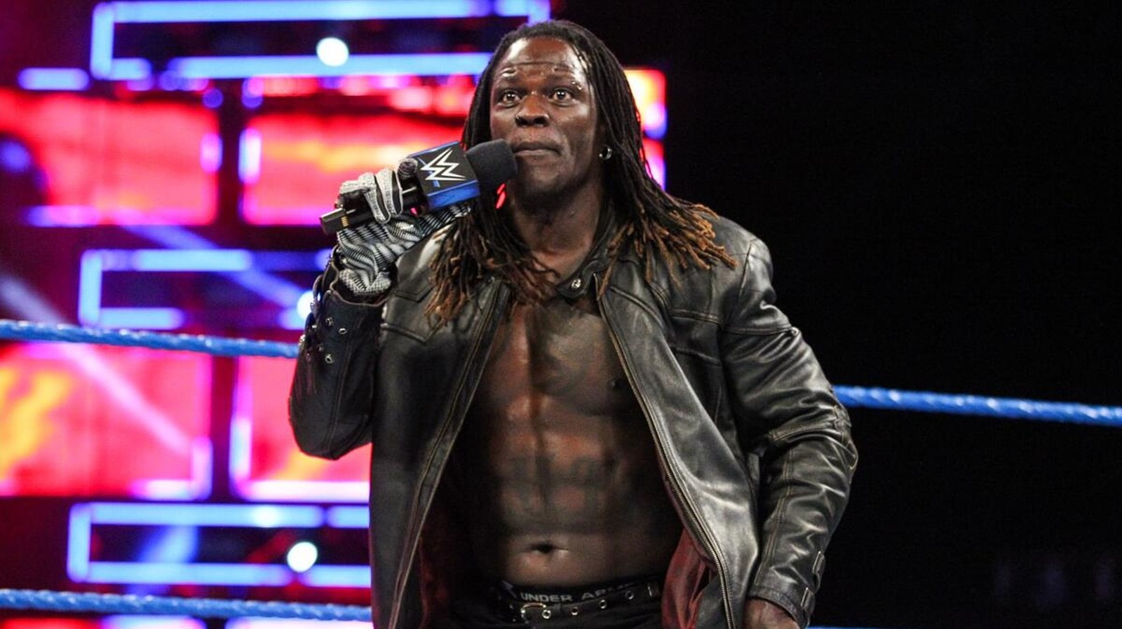 R-Truth von WWE erklärt, wie die Familie Crockett ihn zum professionellen Wrestling brachte