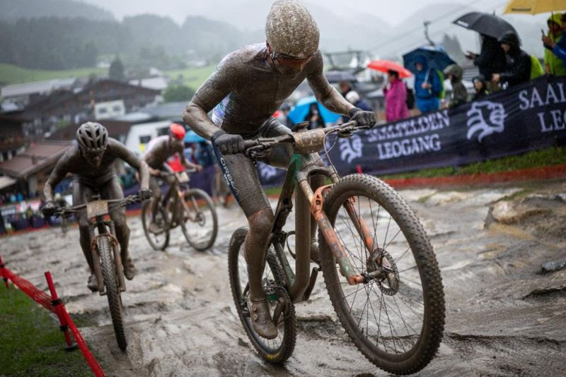 Regen und rutschiger Schlamm: Liugang Shorttrack-Rennen