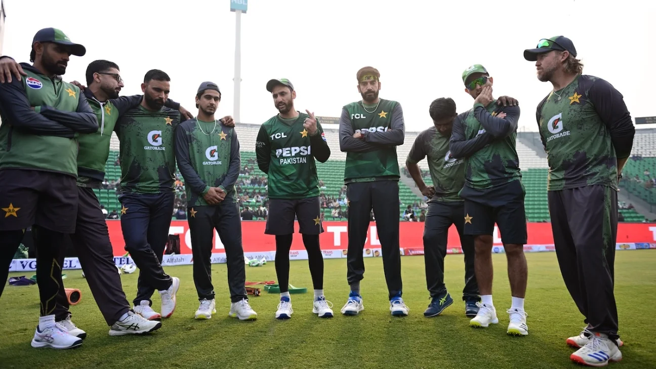 Sarfraz Ahmed und Mike Hesson werden Pakistans Rot-Weiß-Ball-Camps beim NCA in Lahore beaufsichtigen