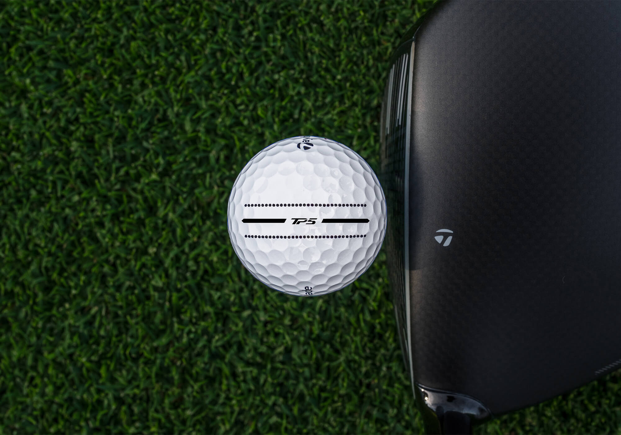 TaylorMade TP5 Performance-Band auf der Schlagfläche des Drivers.