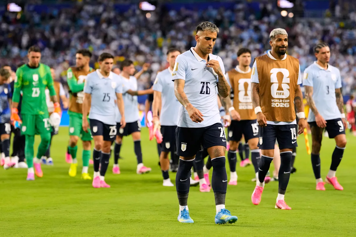 Uruguay hat in seinen ersten beiden Spielen Probleme, während Suarez von der Tribüne aus zusieht