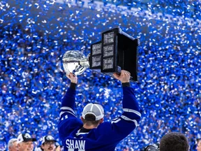 Der Kapitän der Toronto Marlies, Logan Shaw, hebt die Calder Trophy in die Höhe