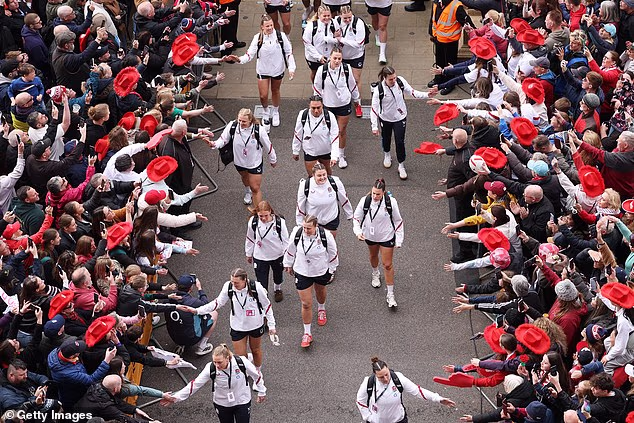 Die Fans strömten in Scharen herbei, um der englischen Frauenmannschaft am Samstag in Twickenham beim Spiel zuzuschauen. Es waren 77.120 Menschen anwesend – die größte Menschenmenge in der Geschichte der Women's Six Nations