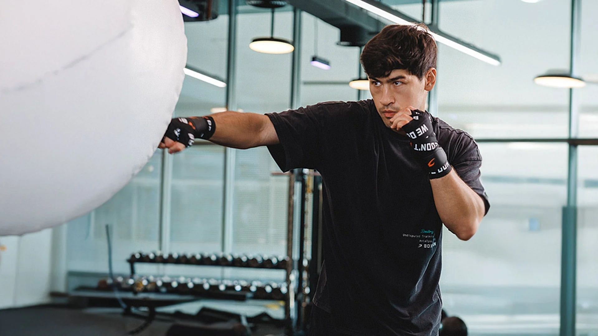 Wie man den sowjetischen Stil von Dmitry Bivol beherrscht