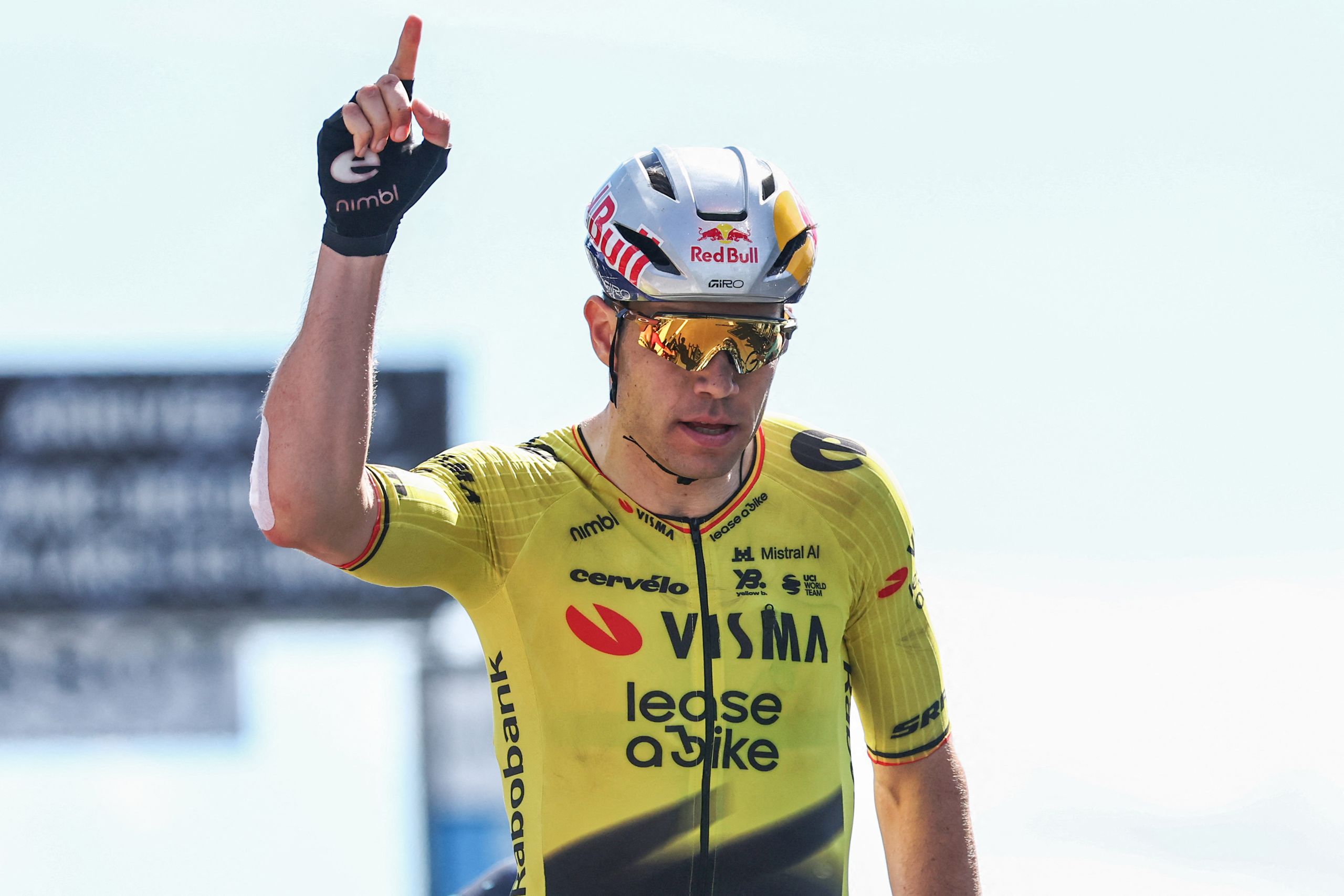 Wout van Aert hätte eine Sepsis entwickeln können und musste sich einer Operation zur Entfernung des betroffenen Ellenbogens unterziehen, die ihn von der Tour de France ausschloss.