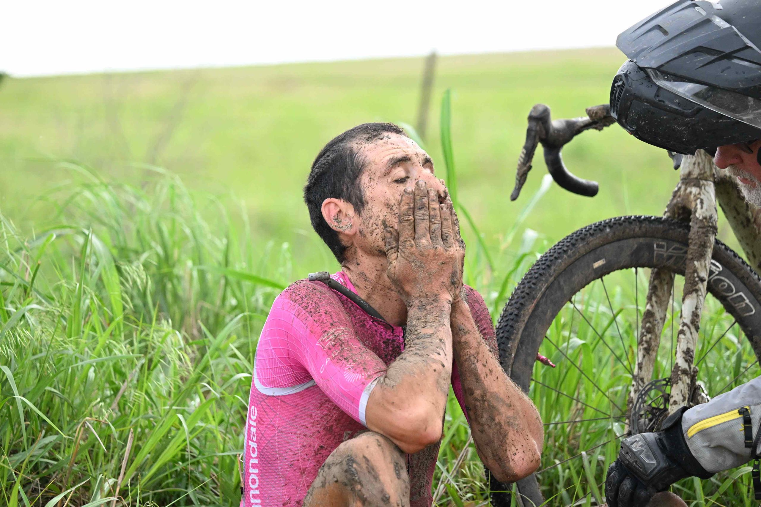 „Dieser Regensturm hat alles verändert“ – eine Bestandsaufnahme der Unfälle, Mechaniken und des Streckenchaos in der schlammigen Ausgabe 2026 von Unbound Gravel