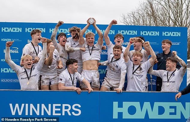 Schüler der Stamford School feiern den Gewinn des Vase Cup für unter 18-Jährige im Jahr 2024, nachdem sie in einem Feld von 220 Schulen den ersten Platz belegt hatten.