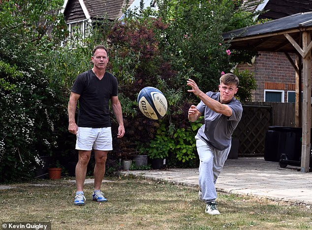 Kieran und Charlie Bracken in ihrem Haus in High Barnet im Norden Londons. Charlie tritt als Mitglied der Sarazenen-Truppe in die Fußstapfen seines Vaters