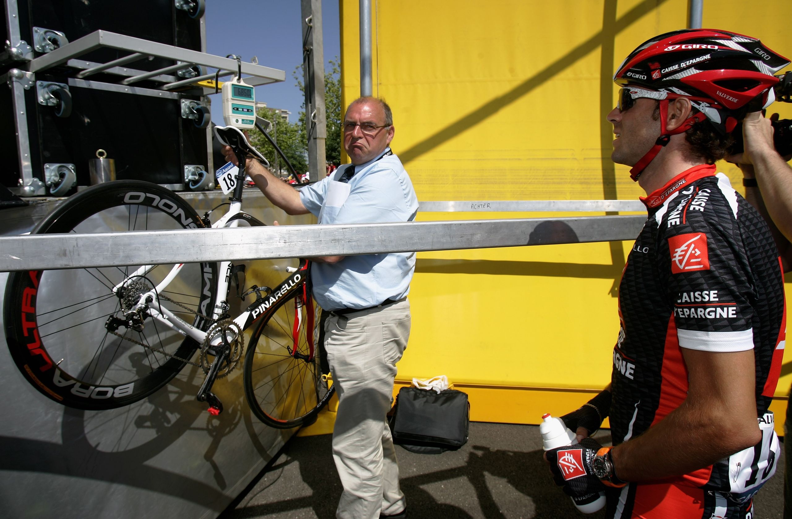 „Jetzt weiß jeder, dass diese Fahrräder sehr leicht sind. Es ist eine Schande, dass die Sportlerin dafür einen so hohen Preis zahlen muss: Geheimmechaniker über die Disqualifikation des Giro d'Italia der Frauen.“