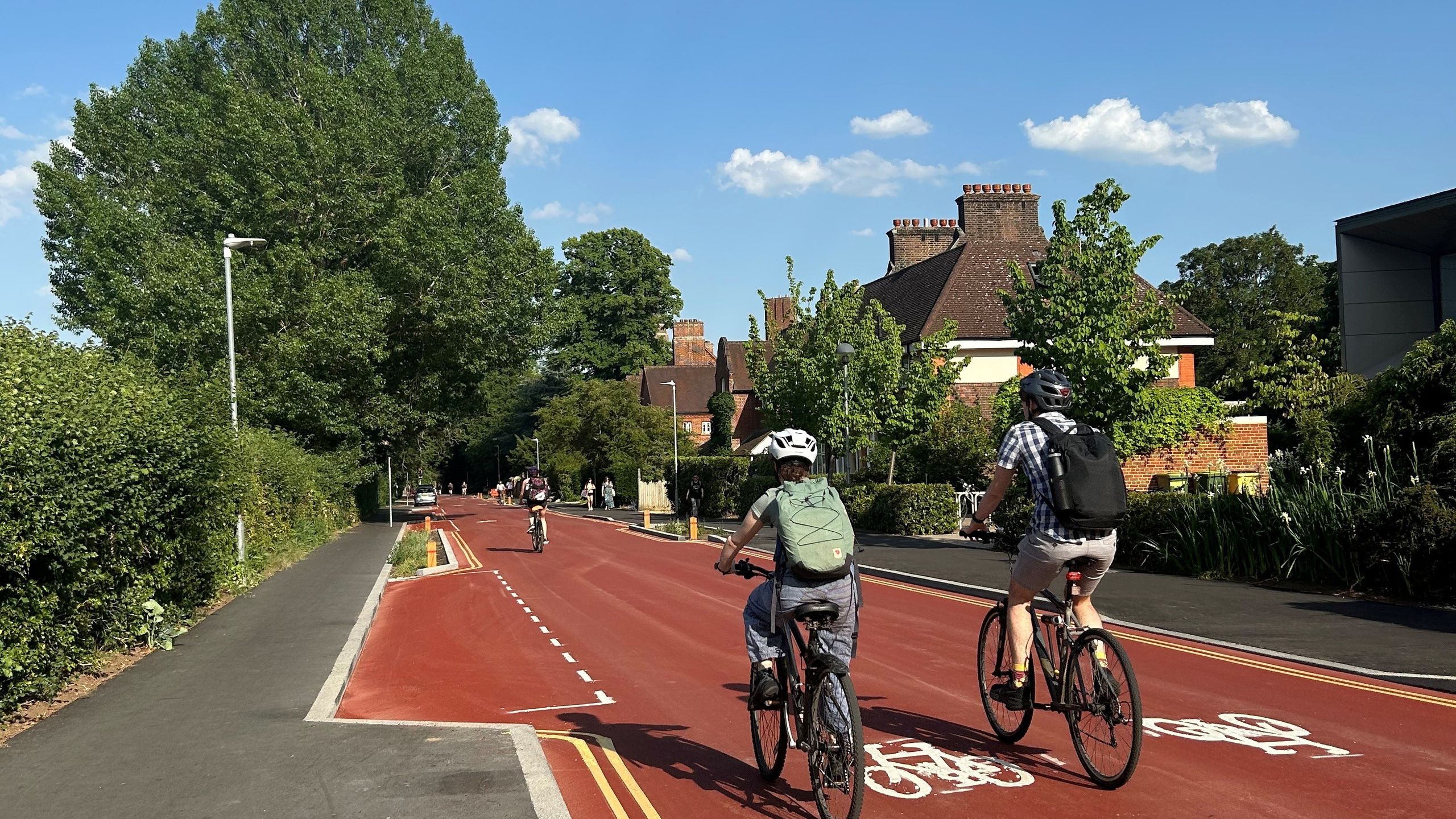 „Stellen Sie sich eine Straße vor, auf der Autos Fahrräder nicht überholen dürfen“ – die Eröffnung der ersten „Fahrradstraße“ in England